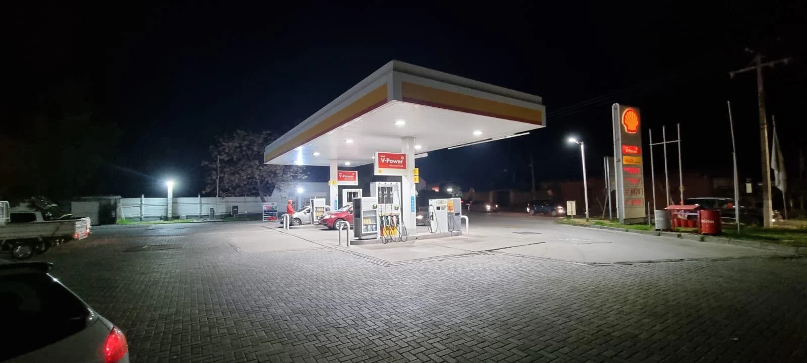 Iluminación nocturna de la estación Shell en Curimón
