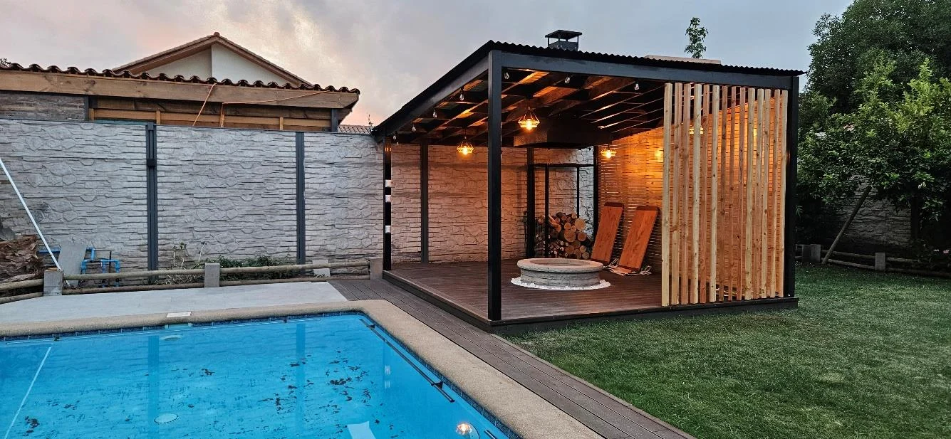 Pérgola iluminada junto a una piscina en Los Villares
