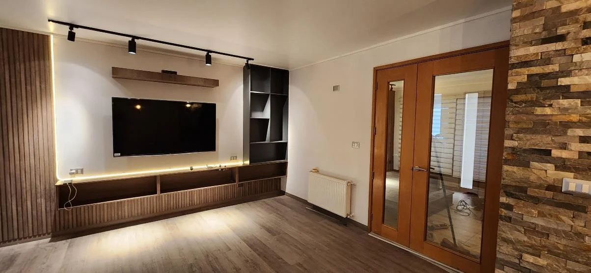 Iluminación y terminaciones interiores en Villa El Bosque